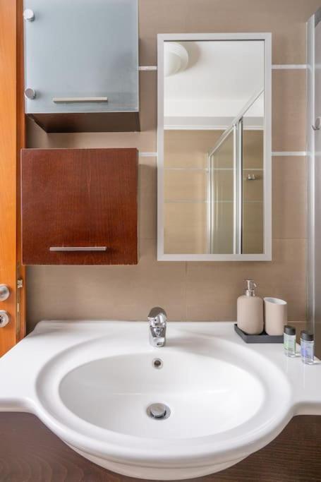 Bright & Elegant 2Bd Apt W/ View Athens Luaran gambar